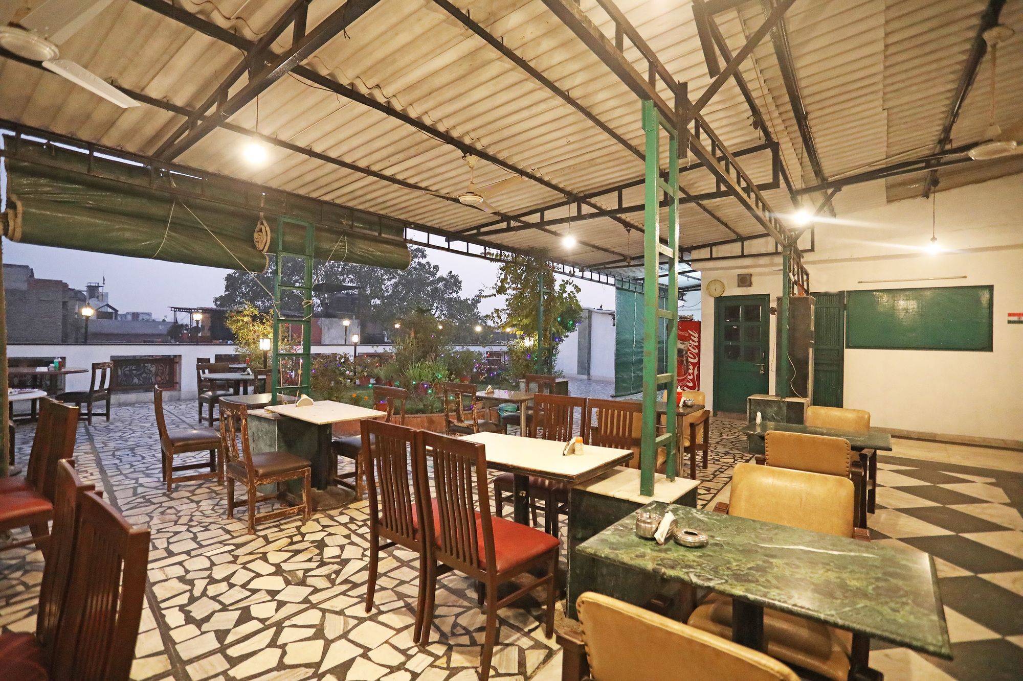 Capital O 10750 Hotel Vivek นิวเดลี ภายนอก รูปภาพ